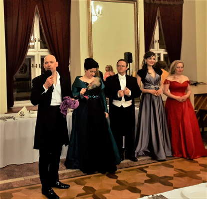 The post-gala reception. From left to right: conductor Gergely Kesselyák, with singers Csilla Boross, Erik Fenton, Brigitta Kele and Ágnes Molnár. Photo © 2019 Anett Fodor