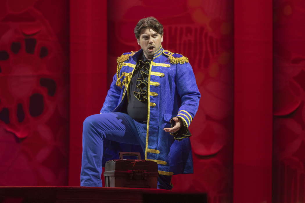 David Pershall as Figaro in Rossini's 'Barber'. Photo © 2021 J Kat Woronowicz
