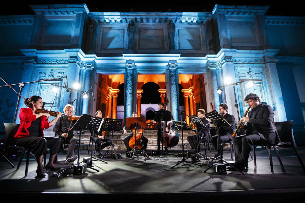 Il Pomo d'Oro performing Schubert's Octet in the gardens of the Villa Giulia in Rome. Photo © 2022 Flavio Janniello