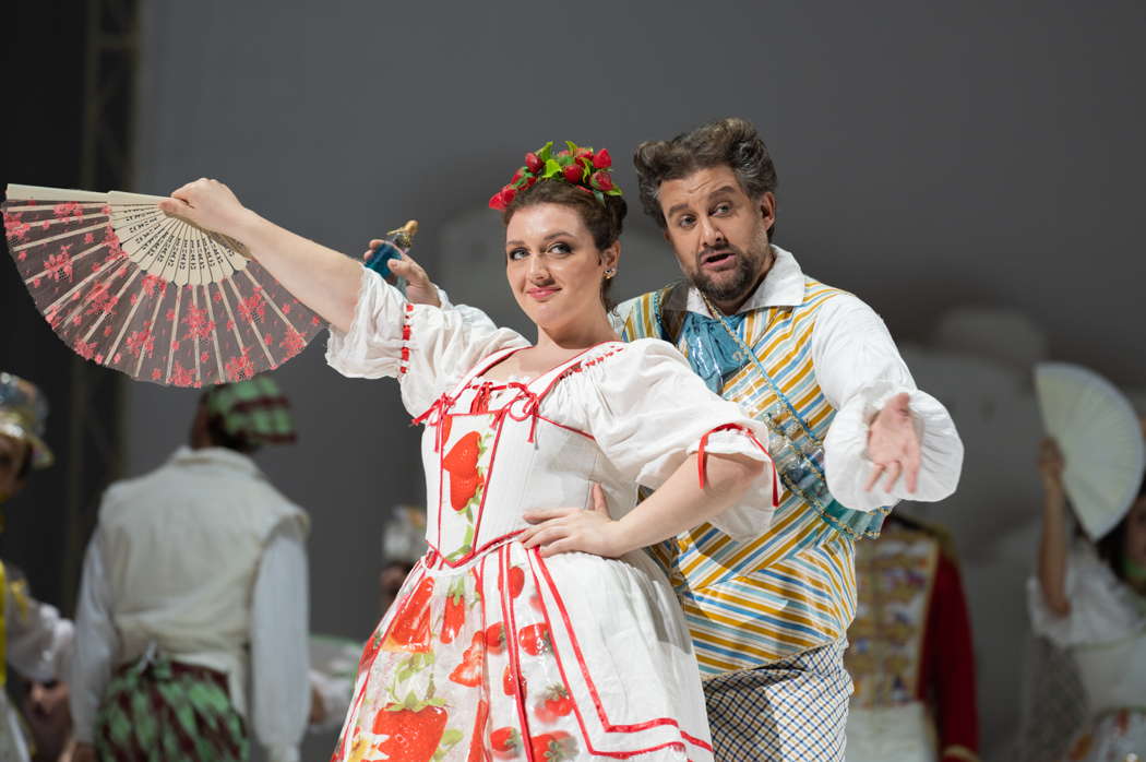 Giulia Mazzola as Giannetta and Simone del Savio as Dulcamara in Donizetti's 'L'elisir d'amore' at Teatro dell'Opera di Roma. Photo © 2023 Fabrizio Sansoni