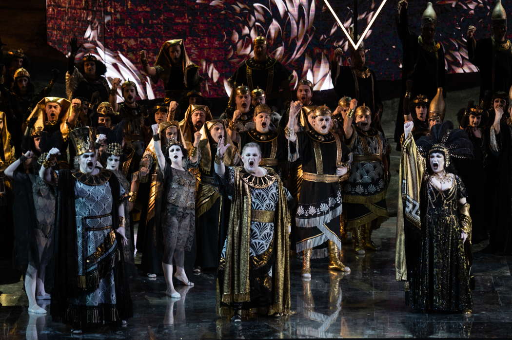Riccardo Zanellato as Ramfis, Gregory Kunde as Radames and Ekaterina Semenchuk as Amneris with members of the chorus in Verdi's 'Aida'. Photo © 2023 Fabrizio Sansoni