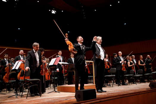 Antoine Tamestit and John Eliot Gardiner share the applause for 'Harold in Italy'. Photo © 2019 Musacchio, Ianniello & Pasqualini