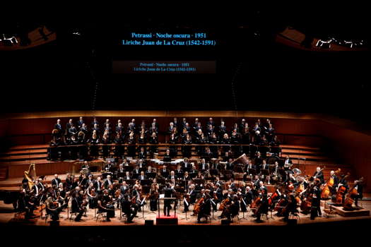 Andrés Orozco-Estrada and the orchestra and choir of the Accademia Nazionale di Santa Cecilia performing Petrassi's 'Noche Oscura'. Photo © 2019 Musacchio, Ianniello and Pasqualini