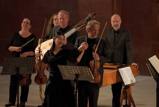 Mayumi Hirasaki and Giuliano Carmagnola, with members of Concerto Köln, sharing the applause for their performance of J S Bach's Double Concerto. Photo © 2019 Claudio Rampini