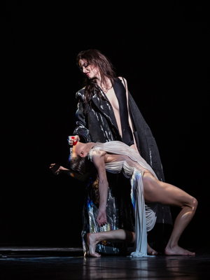 Virginia Giovanetti as the wicked stepmother/witch forces the poisoned apple into the mouth of Snow White (danced by Rebecca Bianchi), in 'Snow White' at Teatro dell'Opera di Roma. Photo © 2019 Yasuko Kageyama