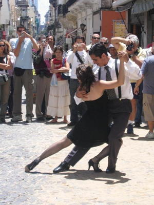 An Argentinian tango being danced in the streets of San Telmo, Buenos Aires in 2004. Photo: Anouchka Unel (Free Art Licence)