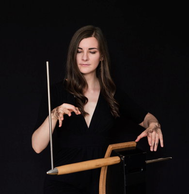 Carolina Eyck playing the theremin. Photo © 2017 Ananda Costa