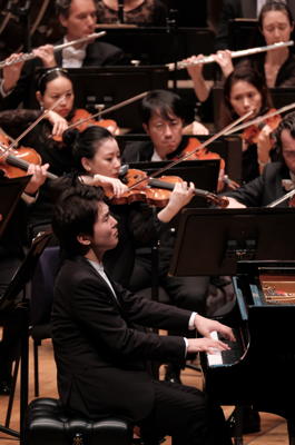 Seong Jin Cho performing Rachmaninov's Piano Concerto No 2 with, behind, members of the Hong Kong Philharmonic Orchestra. Photo © 2019 Ka Lam
