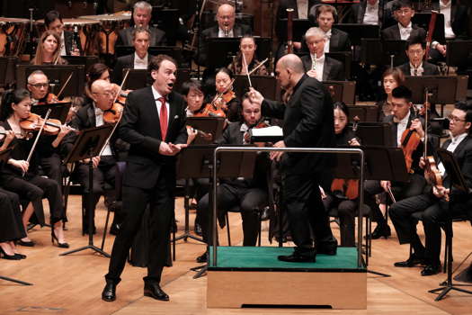 Stephan Genz, Jaap van Zweden and members of the Hong Kong Philharmonic Orchestra. Photo © 2019 Ka Lam