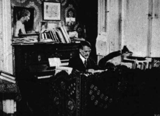 Kodály sitting behind his carved desk. Photo: Színházi Élet Magazine, 17-23 December 1933