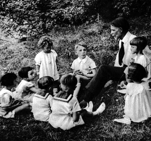 Kodály and his students' children, who were often called 'Kodály's grandchildren', at a garden party. Photo published in Színházi Élet Magazine, 23-29 June 1935