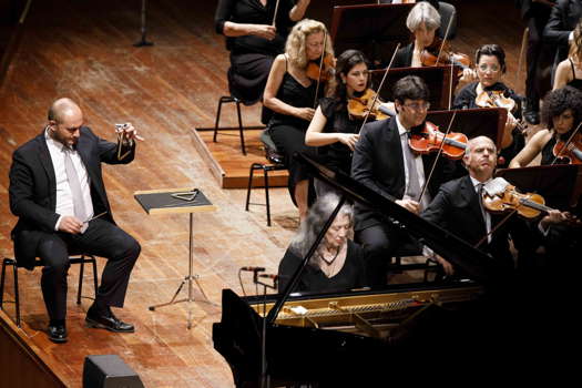 Martha Argerich with members of the Orchestra of the National Academy of Santa Cecilia playing Liszt's Piano Concerto No 1. Photo © 2019 Musacchio & Ianniello