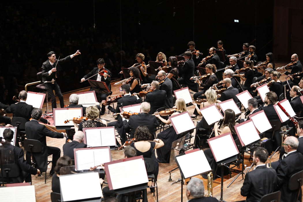 Ezio Bosso conducting the Accademia Nazionale di Santa Cecilia Orchestra in Rome on 21 or 22 December 2019. Photo © 2019 Musacchio, Iannello e Pasqualini