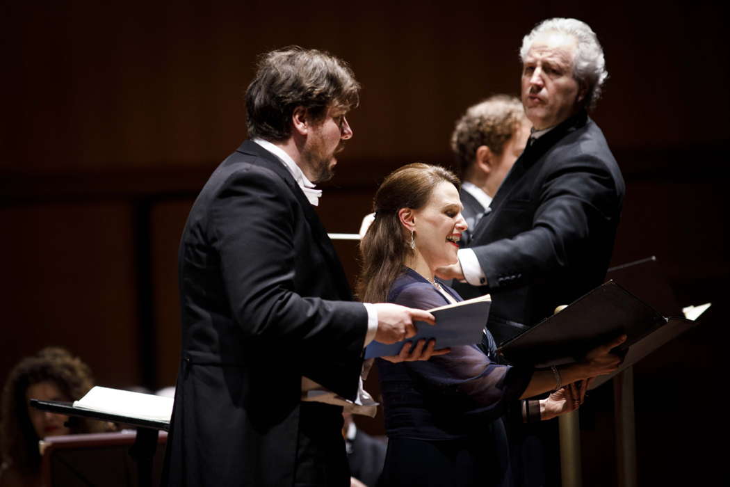 Robin Johannsen, soprano, centre, with, to her left, tenor Maximilian Schmitt. On her right is conductor Manfred Honeck, with, behind him and partially obscured, Tareq Nazmi, bass, in Haydn's 'Creation' in Rome. Photo © 2020 Riccardo Musacchio