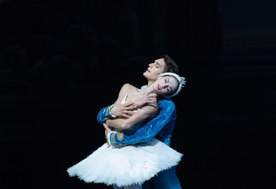 Polina Semionova and Daniel Camargo in Tchaikovsky's 'Swan Lake' at Teatro dell'Opera di Roma. Photo © 2019 Yasuko Kageyama
