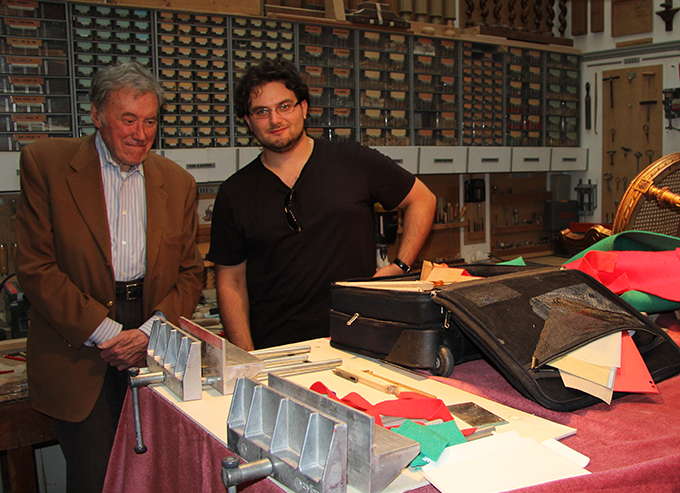 Claude Mercier-Ythier (1931-2020, left) in his Paris shop with Francesco Mazzoli. Photo: Ugo Mazzoli, 2013 (CC BY-SA 4.0)