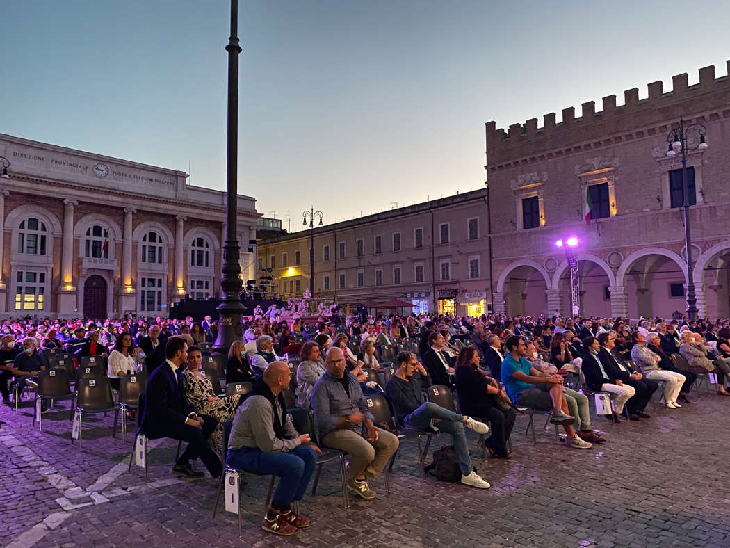 The audience in Pesaro's Piazza del Popolo for 'Petite Messe Solennelle' at the Rossini Opera Festival on 6 August 2020