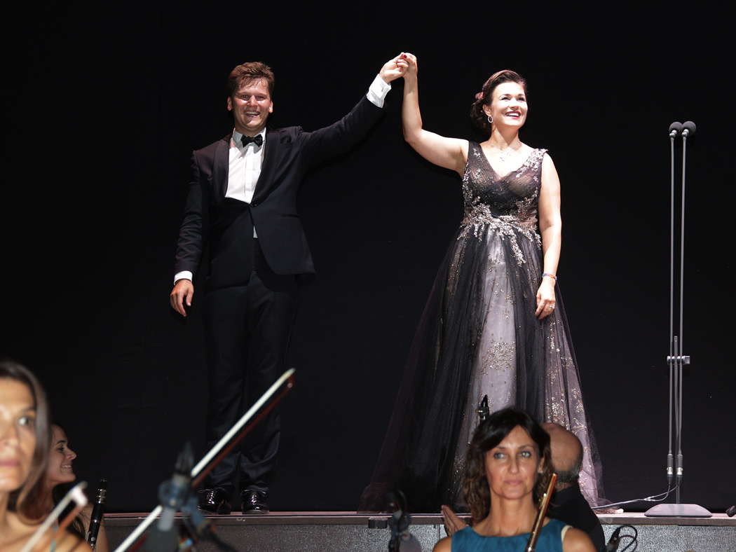 Nikolas Nägele and Olga Peretyatko at the Rossini Opera Festival in Pesaro's Piazza del Popolo on 9 August 2020