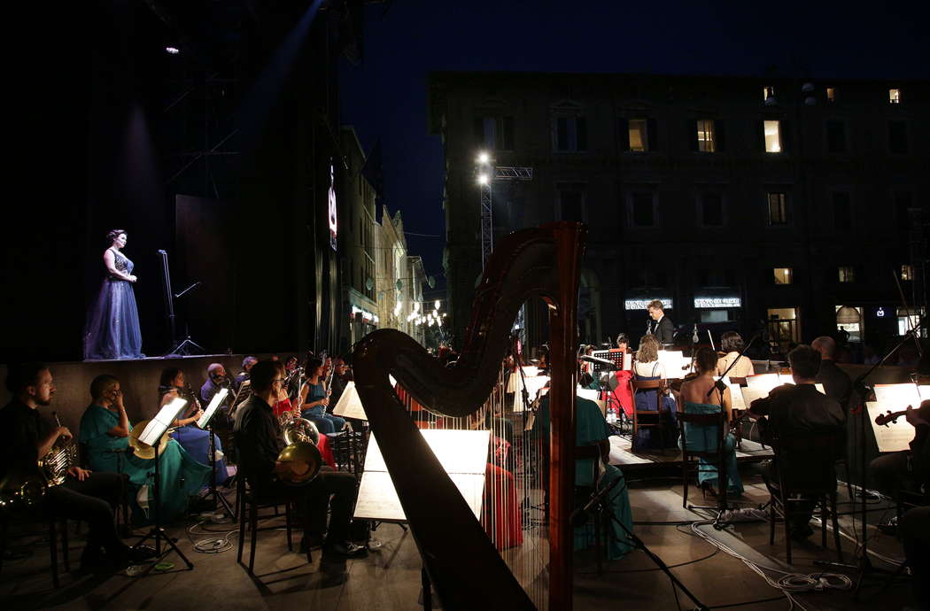 Olga Peretyatko with Nikolas Nägele and the Gioacchino Rossini Philharmonic Orchestra at the Rossini Opera Festival in Pesaro's Piazza del Popolo on 9 August 2020
