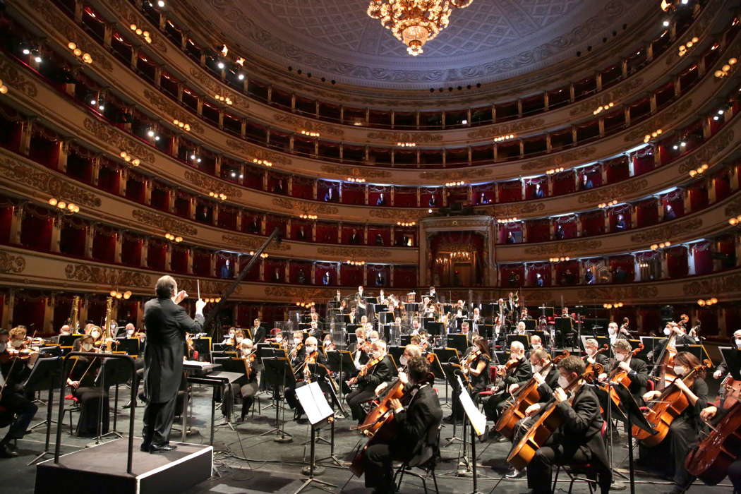 Riccardo Chailly conducting the chorus at La Scala. Photo © 2020 Brescia and Amisano