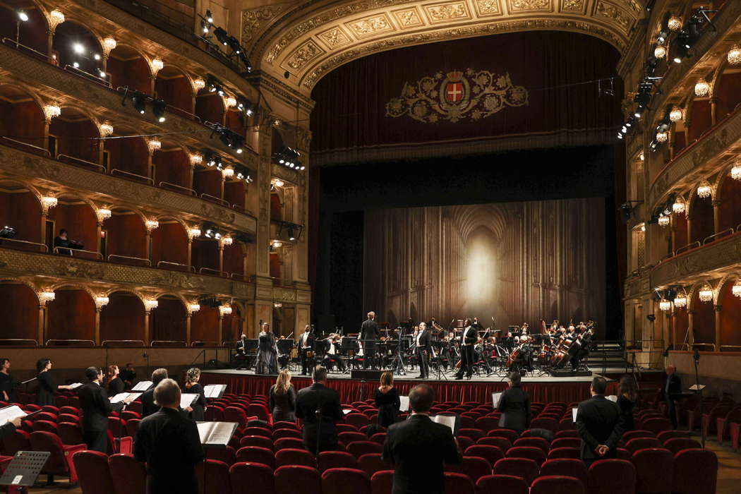 Opera Roma's 'I Puritani', conducted by Roberto Abbado, showing chorus members in the stalls and boxes. Photo © 2021 Yasuko Kageyama