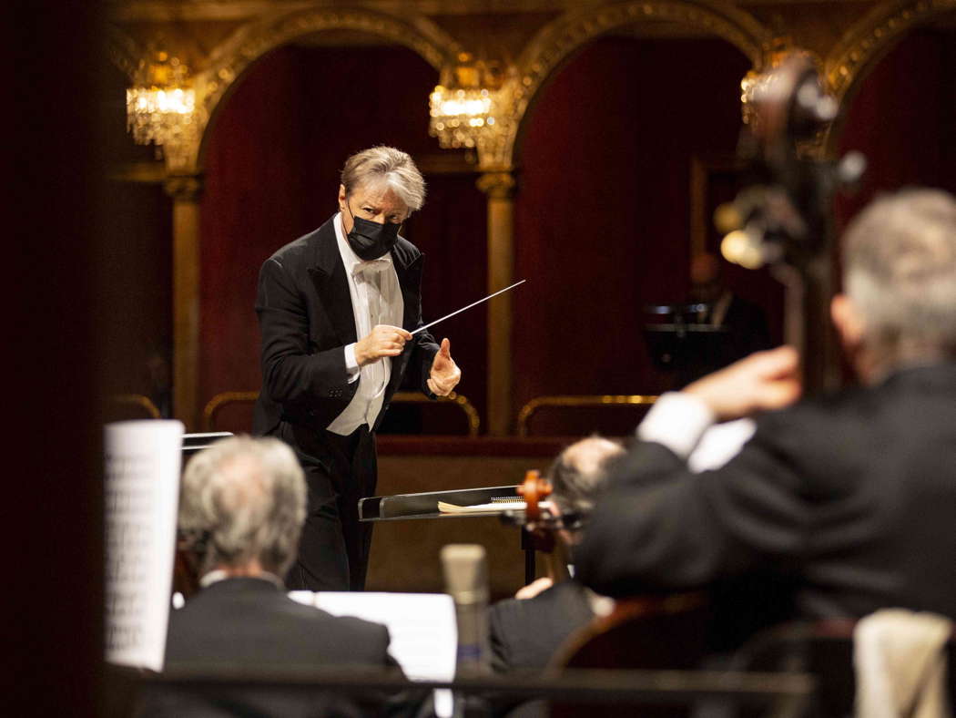 Roberto Abbado conducting Opera Roma's 'I Puritani'. Photo © 2021 Yasuko Kageyama
