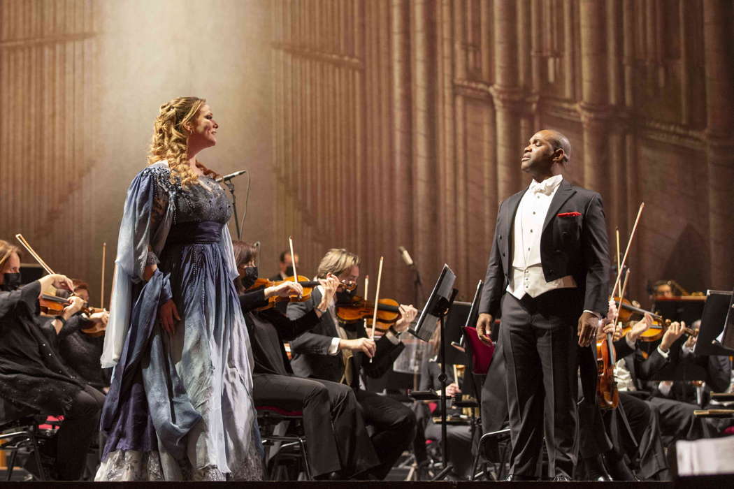 Jessica Pratt as Elvira Valton and Lawrence Brownlee as Lord Arturo Talbo in Opera Roma's 'I Puritani'. Photo © 2021 Yasuko Kageyama