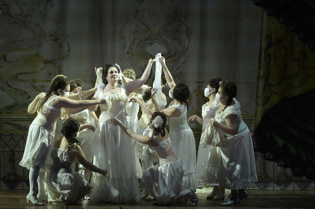 Ksenia Dudnikova as Amneris with dancers in Act II Scene 1 of the Opéra de Paris production of Verdi's 'Aida'. © 2021 Vincent Pontet