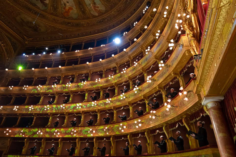 The chorus for Verdi's 'Ernani' in Palermo. Photo © 2021 Rosellina Garbo