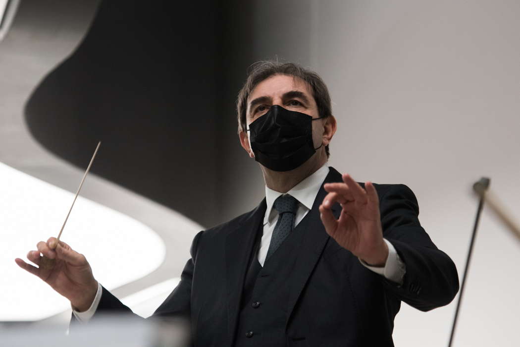 Daniele Gatti conducting at Opera di Roma's Homage to Stravinsky concert. Photo © 2021 Fabrizio Sansoni