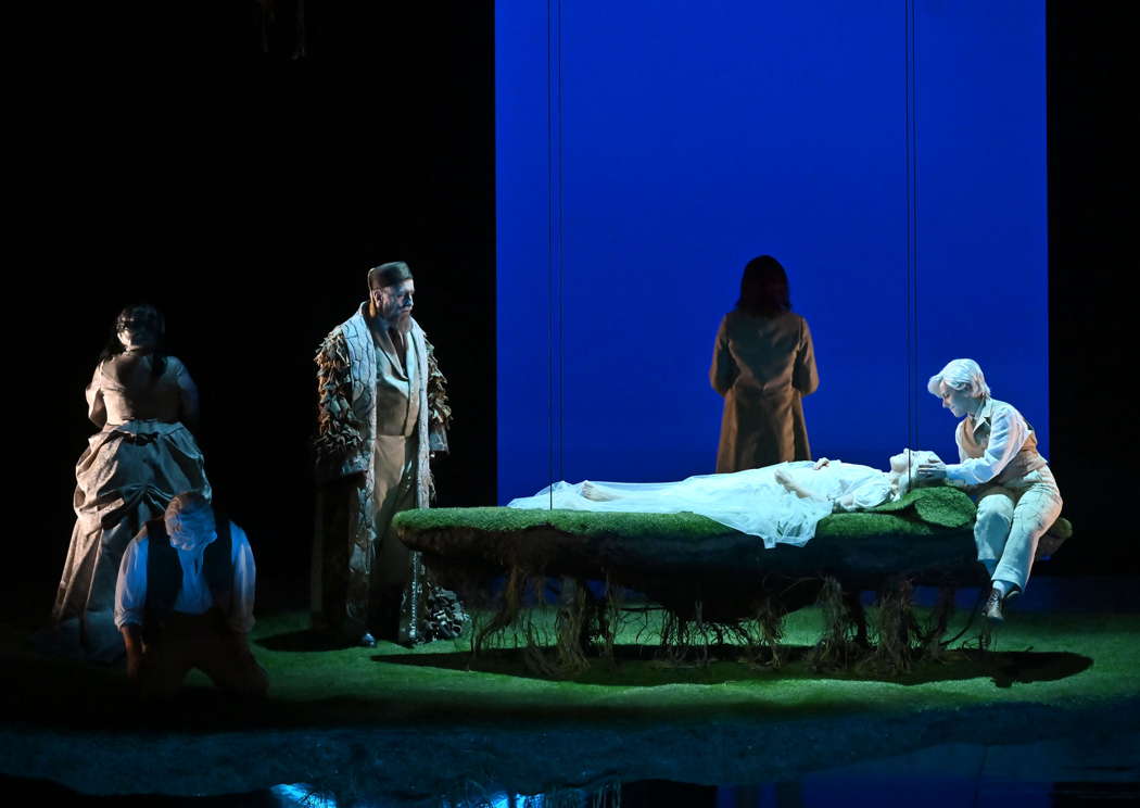 Andrea Pellegrini (Pastore, Medico), Vincent Le Texier (Arkël), Monica Bacelli as Mélisande, Enkelejda Shkoza as Geneviève and Silvia Frigato as Yniold in Claude Debussy's 'Pelléas et Mélisande' at La Scala. Photo © 2021 Roberto Ricci