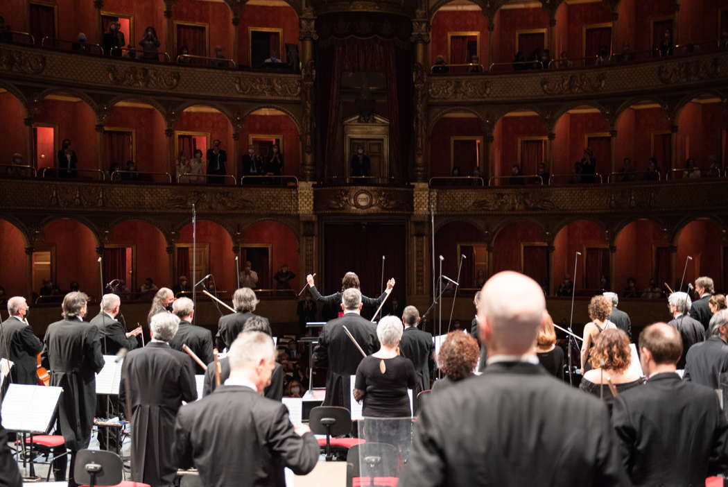 Applause for Oksana Lyniv and the Teatro dell'Opera di Roma orchestra. Photo © 2021 Fabrizio Sansoni