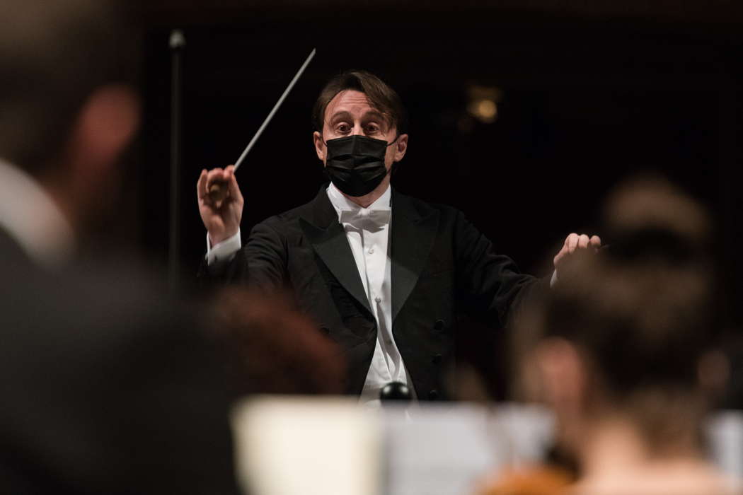 Michele Mariotti conducting Verdi's 'Luisa Miller'. Photo © 2021 Fabrizio Sansoni