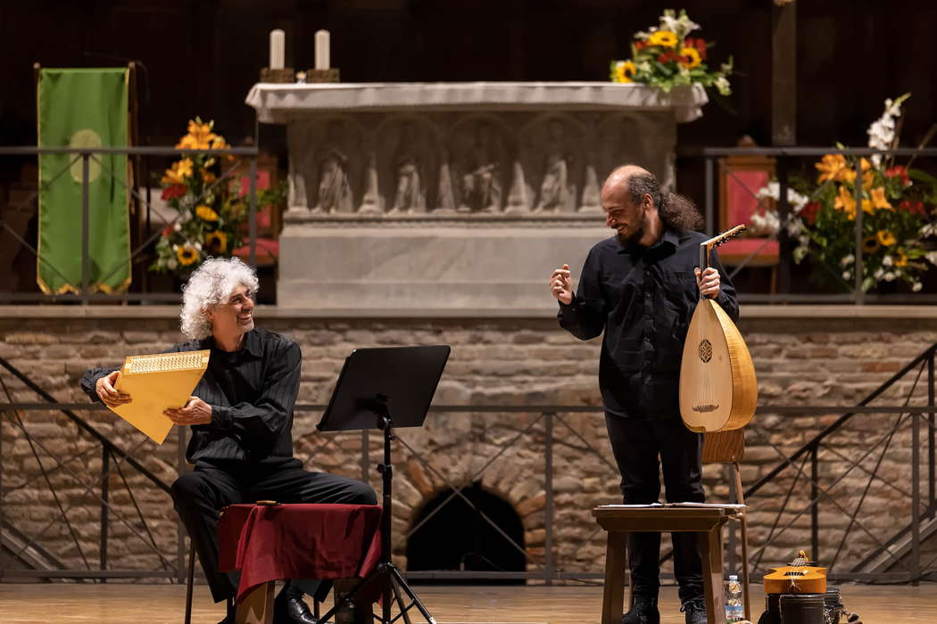Enea Sorini (left) and Beppe Frana performing in the 'Dante and the Troubadours' concert in the Basilica di San Francesco at the 2021 Ravenna Festival. Photo © 2021 Luca Concas