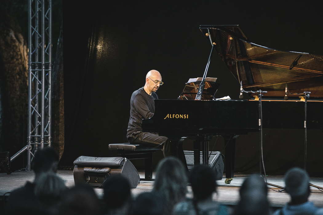 Francesco Prode playing at the Museo Orto Botanico di Roma. Photo © 2021 Andrea Caramelli