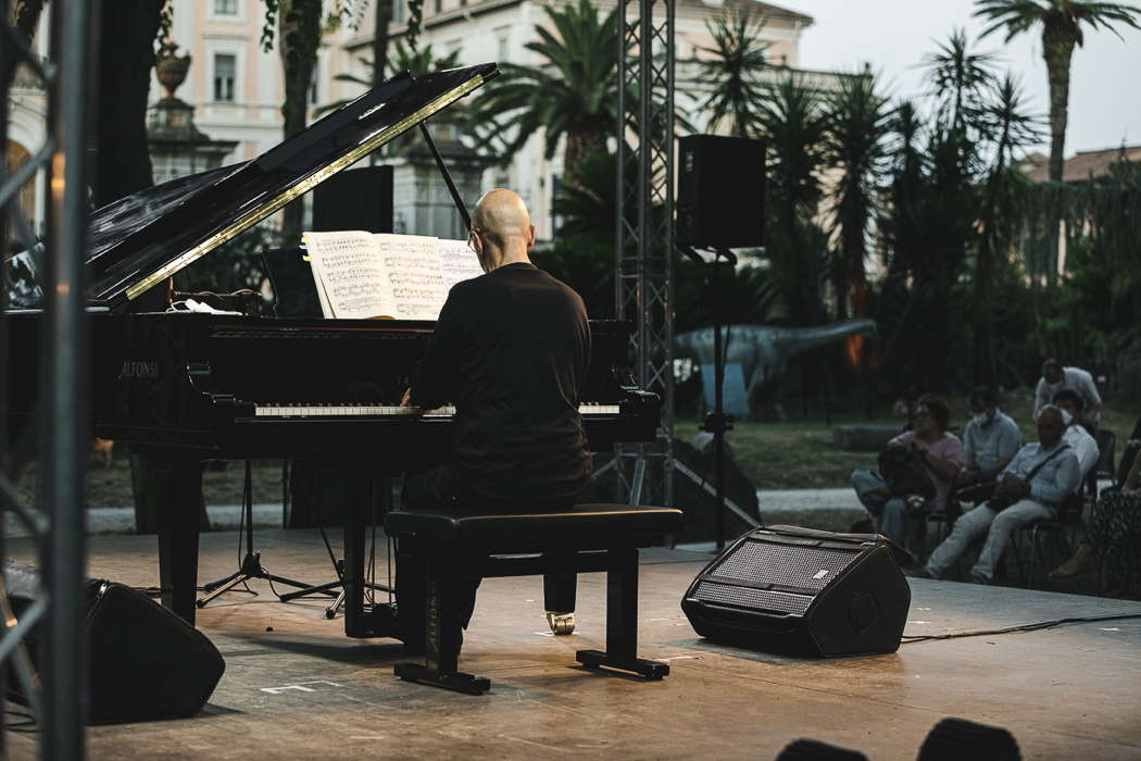 Francesco Prode playing at the Museo Orto Botanico di Roma. Photo © 2021 Andrea Caramelli