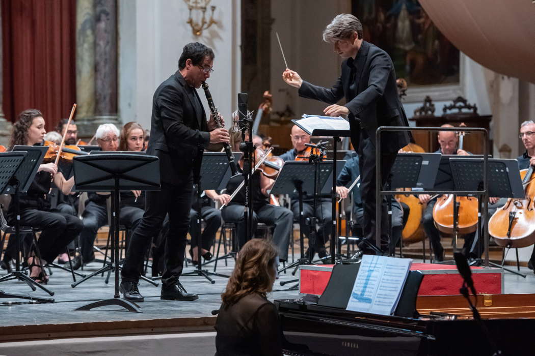 Alessando Carbonare playing Copland's Clarinet Concerto with conductor Daniele Rustioni and members of the Orchestra della Toscana at the Chigiana Festival. Photo © 2021 Roberto Testi