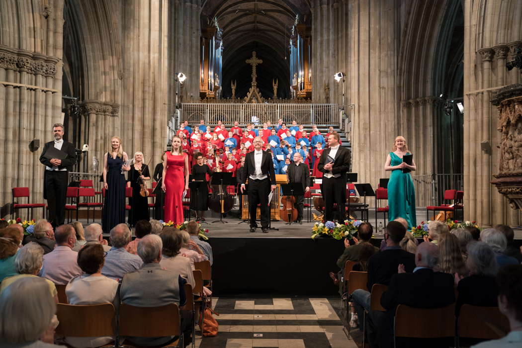 Geraint Bowen (centre) with his assembled forces in Worcester Cathedral. Photo © 2021 Michael Whitefoot