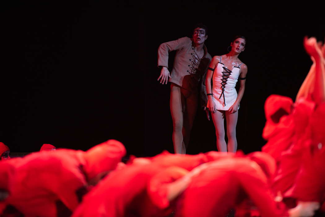 Susanna Salvi as Esmeralda and Michele Satriano as Quasimodo in 'Notre Dame de Paris'. Photo © 2021 Fabrizio Sansoni