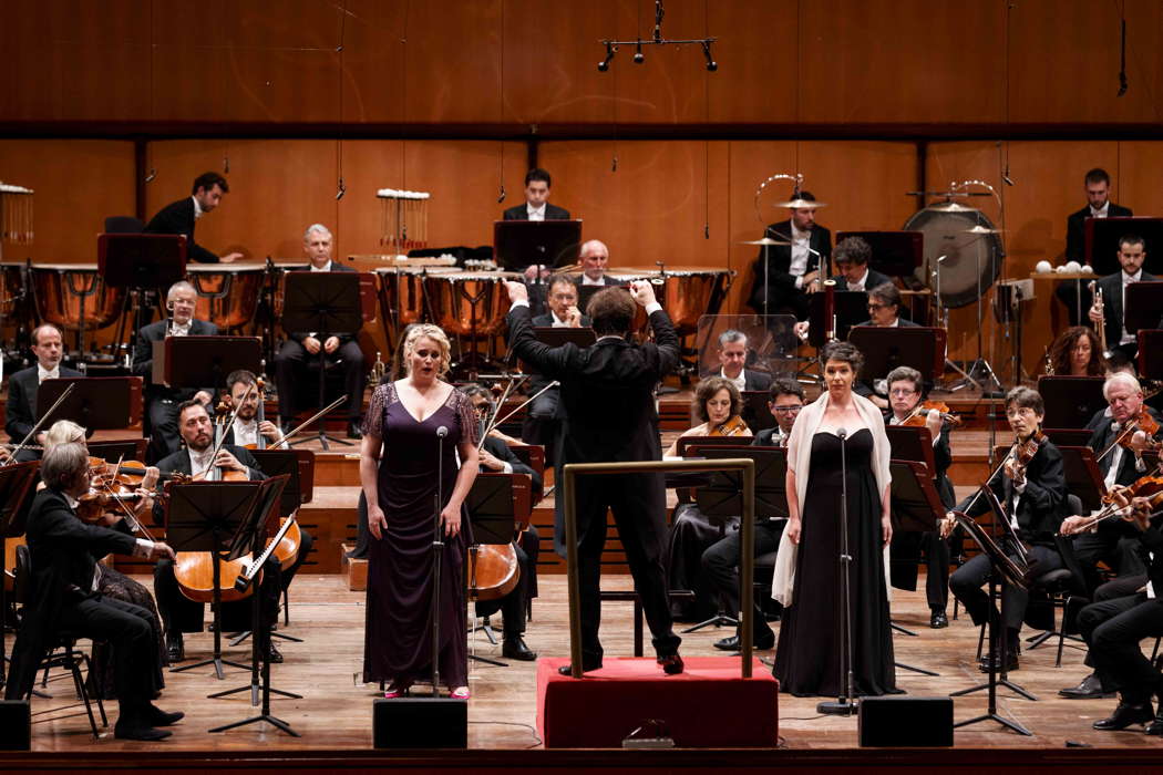 Mahler's Resurrection Symphony: Rachel Willis-Sørensen and Wiebke Lehmkuhl with Jakub Hrůša conducting the Santa Cecilia Orchestra in Rome. Photo © 2021 Riccardo Musacchio
