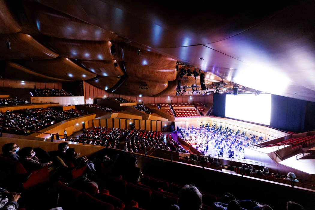 A scene from the 11 November 2021 performance of 'Koyaanisqatsi' by Philip Glass at the Parco della Musica Auditorium in Rome. Photo © 2021 Musacchio; Ianniello & Pasqualini