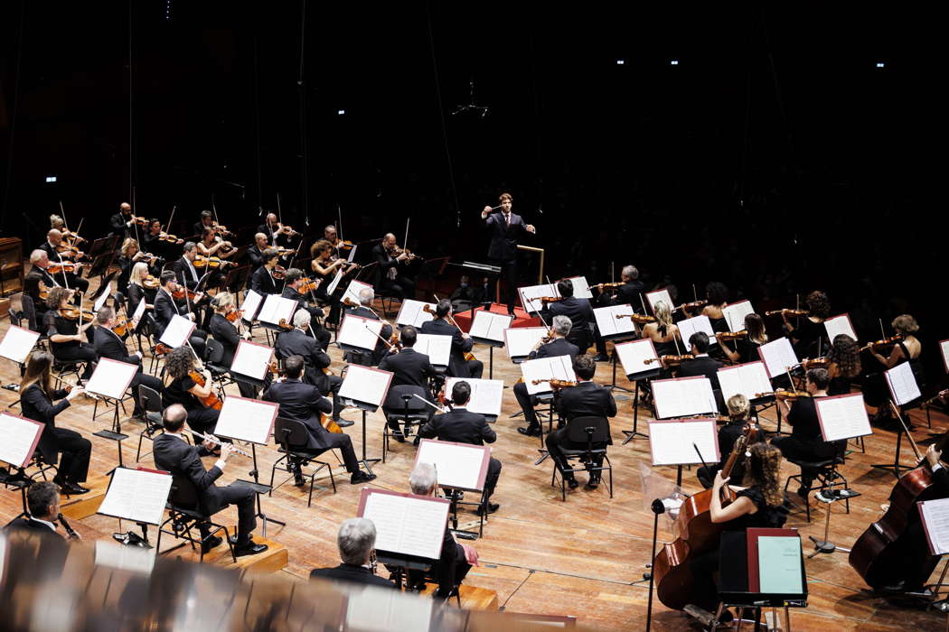 Lorenzo Viotti and the Santa Cecilia Symphony Orchestra at the Parco della Musica in Rome on 4 November 2021. Photo © 2021 Riccardo Musacchio