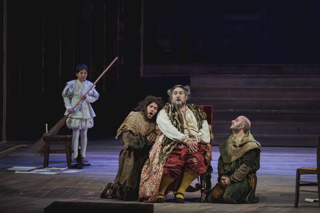 From left to right: an extra as the boy, Antonio Garés as Bardolfo, Nicola Alaimo as Sir John Falstaff and Gianluca Buratto as Pistola in Verdi's 'Falstaff' at the Teatro del Maggio Musicale Fiorentino. Photo © 2021 Michele Monasta