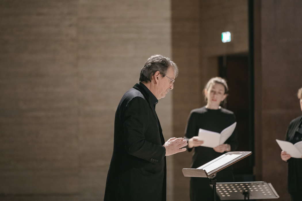 Peter Philips directing the Tallis Scholars in Rome. Photo © 2021 Federico Priori and Andrea Caramelli