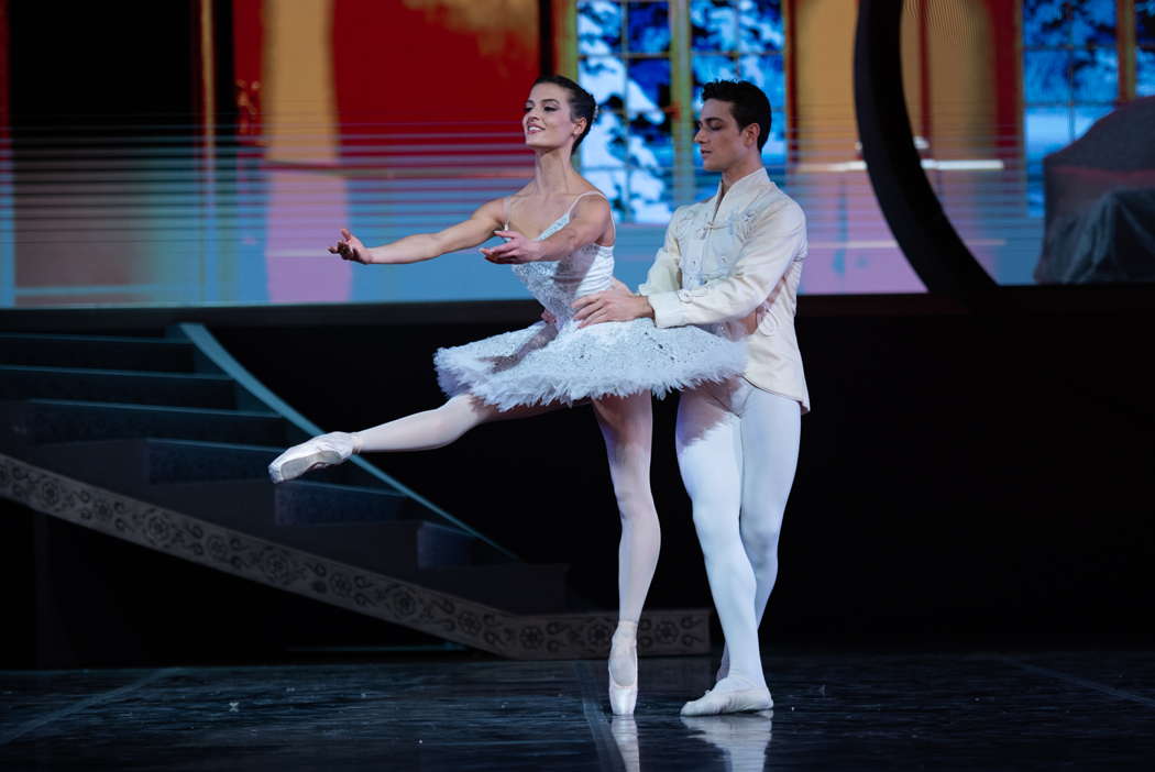 Susanna Salvi and Michele Satriano in Giuliano Peparini's 'Nutcracker'. Photo © 2021 Fabrizio Sansoni