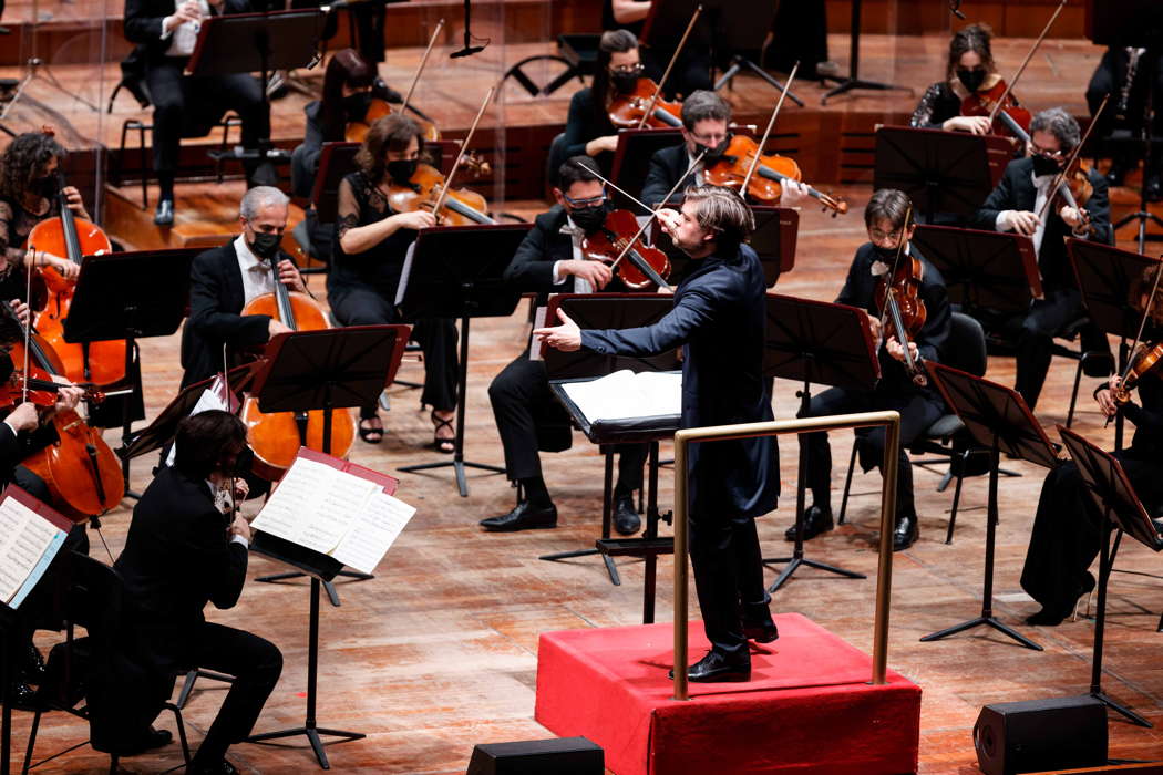 Juraj Valčuha conducting the Orchestra dell'Accademia Nazionale di Santa Cecilia at the Parco della Musica auditorium in Rome in January 2022. Photo © 2022 Musacchio, Ianniello & Pasqualini