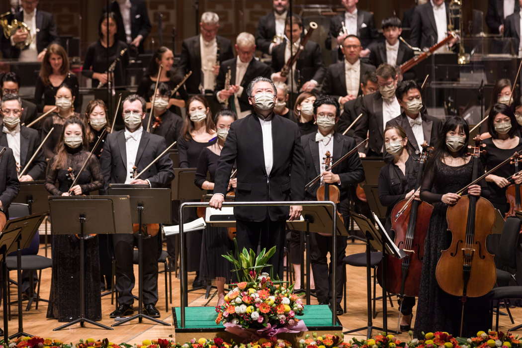 Yu Long with members of the Hong Kong Philharmonic Orchestra on 29 December 2021. Photo © 2021 Eric Hong