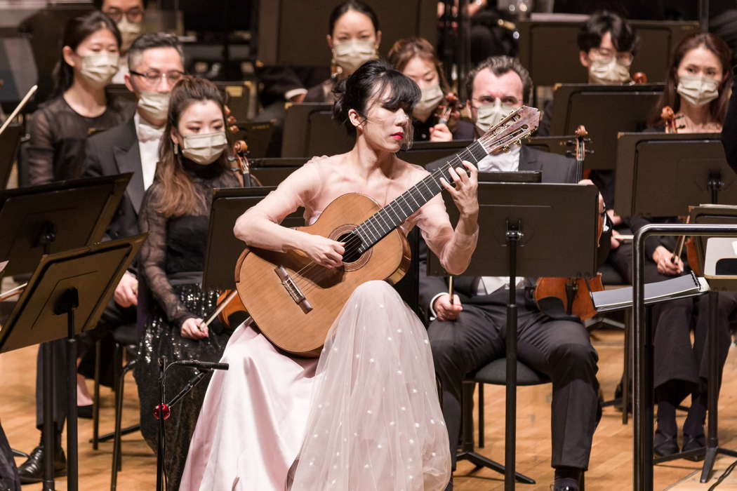 Xuefei Yang with members of the Hong Kong Philharmonic Orchestra on 29 December 2021. Photo © 2021 Eric Hong