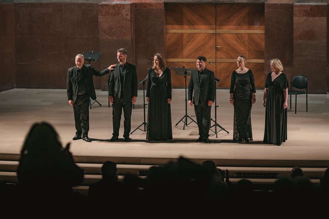 Paul Agnew and Les Arts Florissants on stage at the Aula Magna della Sapienza in Rome on 12 February 2022. Photo © 2022 Giuseppe Follacchio