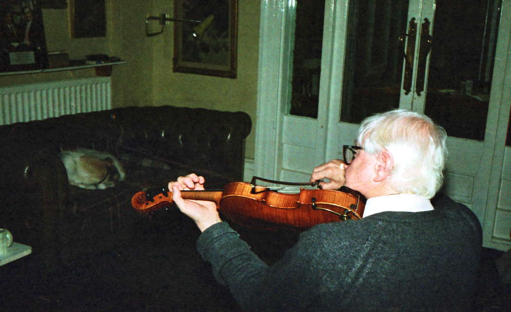 George Balcombe (1927-2015) at his West Ealing home in the early 1990s, playing to a largely canine audience. Photo © Daniel Schorno